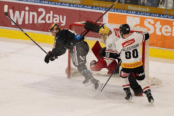 Emilio Romig (Steinbach Black Wings Linz), Tormann Alex Caffi (Bemer Pioneers Vorarlberg), Patrick Spannring (Bemer Pioneers Vorarlberg) Steinbach Black Wings Linz vs Bemer Pioneers Vorarlberg, 40. Runde ICE Hockey League, Steinbach Black Wings Linz, Linz AG Eisarena 