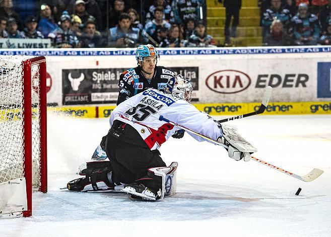 Im Bild: Daniel Woger (EHC Liwest Black Wings Linz), Tormann Teemu Tapio Lassila (HC Orli Znojmo) Eishockey,  EHC Liwest Black Wings Linz vs HC Orli Znojmo
