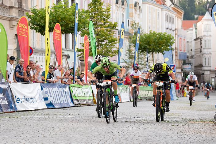 Sprint um Platz 2. Marvin Hammerschmid (AUT, Hrinkow Advarics Cycleang Team) 23. Int. ASVÖ - HRINKOW MTB-City Kriterium Steyr,  ÖRV, Radsport, Mountainbike