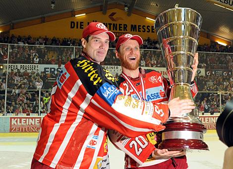Travis Scott, Tormann und Mike Craig beide KAC stemmen den Meisterpokal.