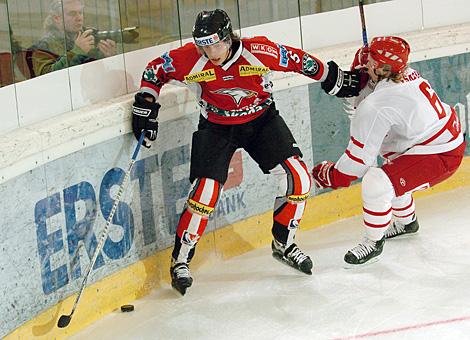 #5 Thomas Raffl, Stuermer, Team Austria im Duell mit der #6 Michael Eskesen, Team Danmark.