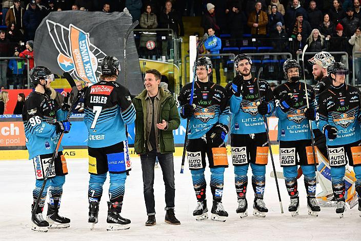 Das Team der Steinbach Black Wings Linz feiern den Heimsieg über die Innsbrucker mit Ex-Spieler Marco Brucker (Steinbach Black Wings Linz), , 33. Runde ICE, Steinbach Black Wings Linz vs HC Innsbruck, Linz AG Eisarena