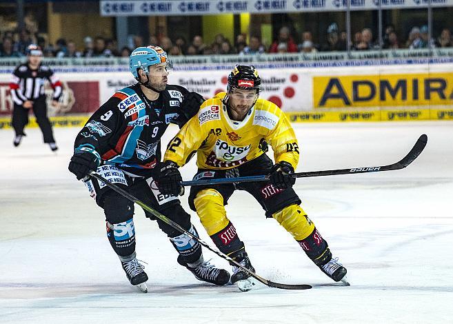 Im Bild:  Rick Schofield (EHC Liwest Black Wings Linz), Alex Wall (Vienna Capitals), Eishockey,  EHC Liwest Black Wings Linz vs Spusu Vienna Capitals