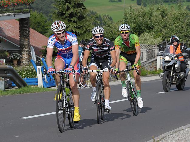 Die Ausreissergruppe am Weg Richtung Bergwertung Altenberg, angefuehrt von Helmut Trettwer, GER, Team Baier Corratec Landshut, Florian Bissinger, GER, Team Vorarlberg, Marius Jessenberger, GER, Team Heizomat, 1. Etappe, Linz Stahlwelt Aigen/Schlaegl