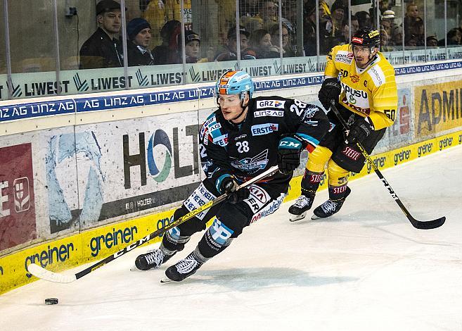 Im Bild: Mark McNeill (EHC Liwest Black Wings Linz), Mario Fischer (spusu Vienna Capitals),  Eishockey,  EHC Liwest Black Wings Linz vs Spusu Vienna Capitals