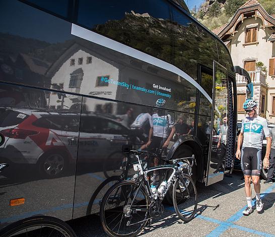 Team Skybus und Christopher Froome (GBR, Team Sky) Klausen - Lienz 134km