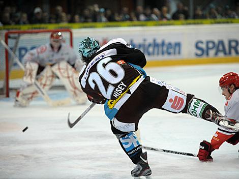 Rob Hisey, Linz prueft Tormann Michal Fikrt, Jesenice, EHC Liwest Black Wings Linz vs. HK Acroni Jesenice