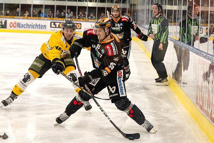 Michael Haga (Steinbach Black Wings Linz),v Ivan Deluca (HC Pustertal Wölfe) Steinbach Black Wings Linz vs HC Pustertal Wölfe, 45. Runde ICE Hockey League, Steinbach Black Wings Linz, Linz AG Eisarena 