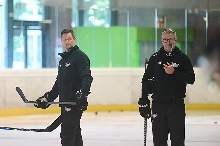 Head Coach Philipp Lukas (Steinbach Black Wings Linz) leitet das Eistraining, Assistent Coach Mark Szücs (Steinbach Black Wings Linz), (Steinbach Black Wings Linz) Erstes Eistraining, Steinbach Black Wings Linz , Linz AG Eisarena 