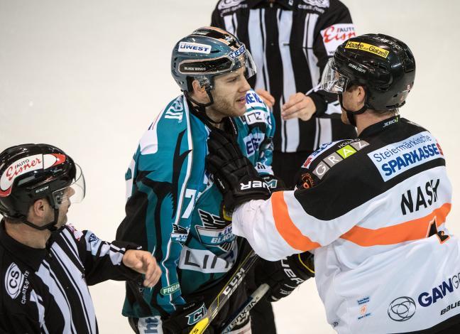 Kevin Moderer (EHC Liwest Black Wings Linz) und Brendon Nash (Moser Medical Graz 99ers) EHC Liwest Black Wings Linz vs Moser Medical Graz 99ers