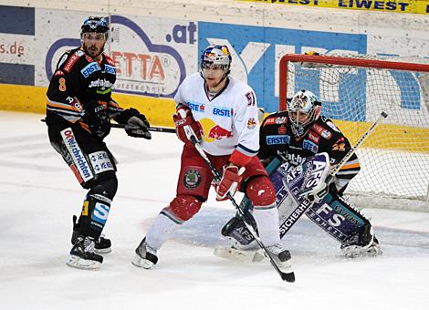 Michael Mayr und Alex Westlund Liwest Black Wings Linz Matthias Trattnig EC Red Bull Salzburg