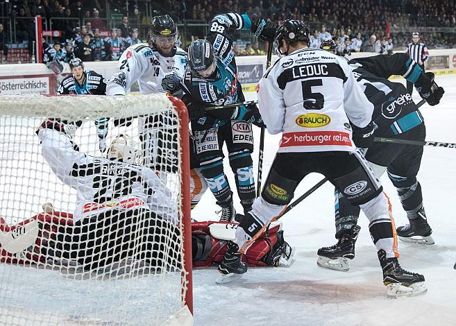 Dan DaSilva (EHC Liwest Black Wings Linz) vor Juha Rasmus Rinne (Dornbirn Bulldogs), EHC Liwest Black Wings Linz vs Dornbirn Bulldogs