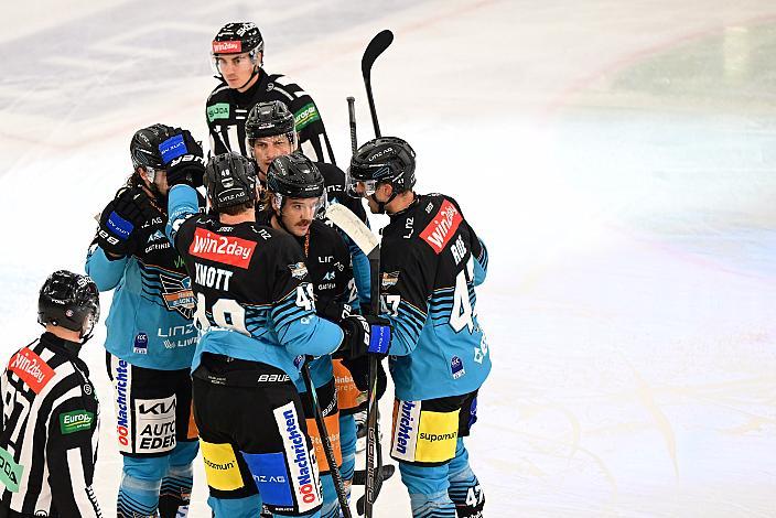 Die Steinbach Black Wings Linz feiern das Tor zum 1 zu durch Travis Barron (Steinbach Black Wings Linz), Shawn St.Amant (Steinbach Black Wings Linz), 7. Runde ICE, Steinbach Black Wings Linz vs EC KAC, Linz AG Eisarena