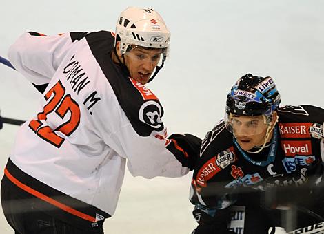 #21 Philipp Lukas, Liwest Black Wings Linz blockt die #22 Marcel Rodman, HK Acroni Jesenice.