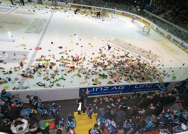 Teddy Bear Toss EHC Liwest Black Wings Linz vs Dornbirn Bulldogs