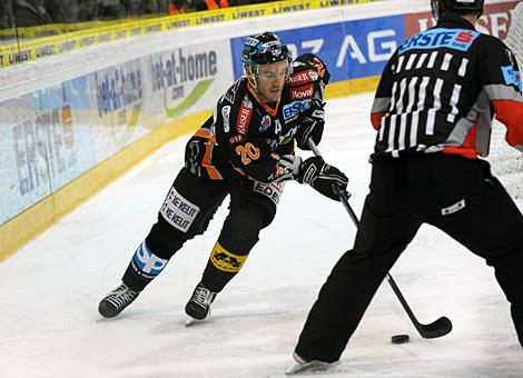 Schiedsrichter Thomas Berneker vor Brad Purdie Liwest Black Wings Linz, EC KAC