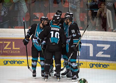 Linz feiert ein Tor EHC Liwest Black Wings Linz  vs Augsburger Panther