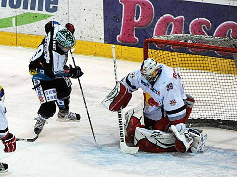 Danny Irmen, Linz scort gegen Joshua Tordjman, Salzburg, EHC Liwest Black Wings Linz vs. EC Red Bull Salzburg