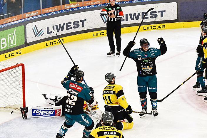 Stefan Gaffal (Steinbach Black Wings Linz) erzieltt das Tor zum 3 zu 1, 9. Runde ICE, Steinbach Black Wings Linz vs HC Falkensteiner Pustertal, Linz AG Eisarena