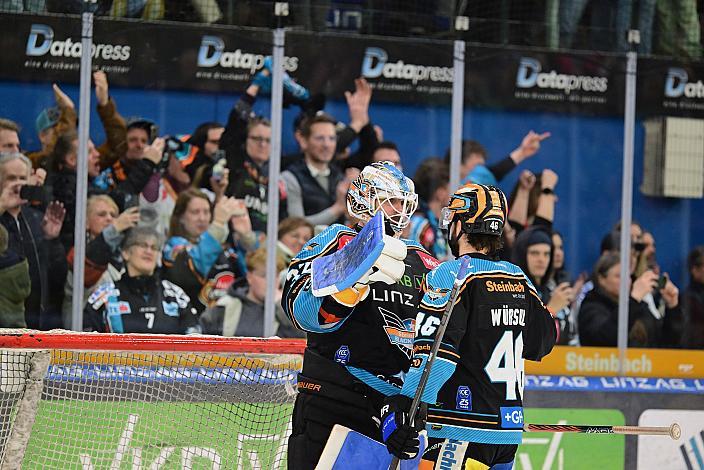 Spieler des Abends Tormann Rasmus Tirronen (Steinbach Black Wings Linz) mit Niklas Würschl (Steinbach Black Wings)  Win2Day ICE Hockey League, 2. Semifinale, Steinbach Black Wings Linz vs EC KAC,  Linz AG Eisarena