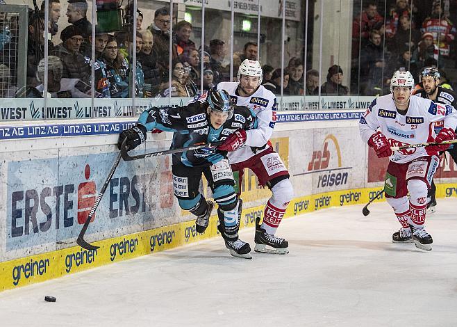 Brian Lebler (EHC Liwest Black Wings Linz) gehalten von Charkes Robin Gartner (EC KAC)  EHC Liwest Black Wings Linz vs EC KAC
