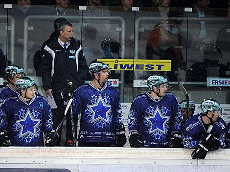 die Spielerbank der Linzer, Trainer Rob Daum, EHC Liwest Black Wings Linz vs. Moser Medical Graz 99ers