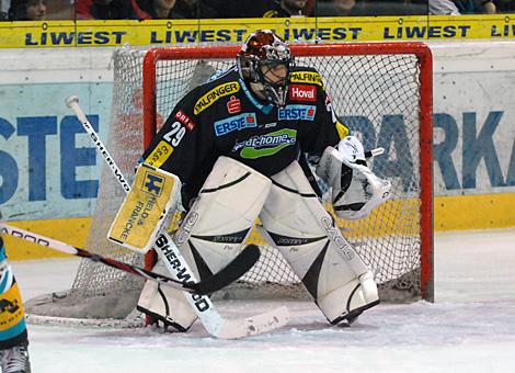 #29 Juergen Penker, imTor des EHC  Liwest Black Wings Linz.