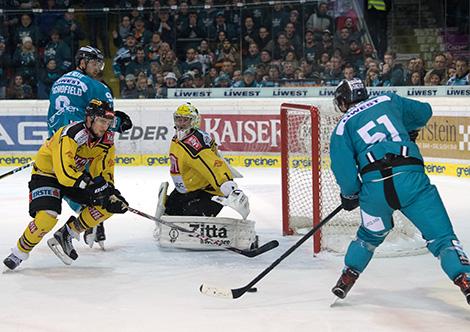 Corey Locke (EHC Liwest Black Wings Linz) verzieht den Schuss EHC Liwest Black Wings Linz vs Vienna Capitals