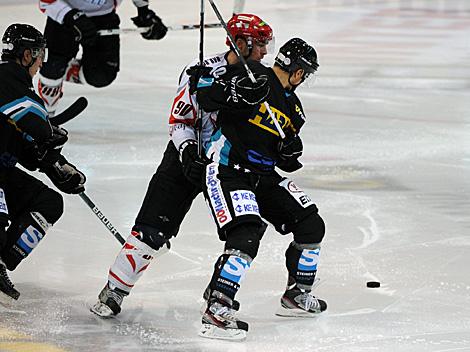 Ralph-Maria Nachbaur, Linz im Duell mit Zsolt Asari, Dab. Docler Dunaujvaros, EHC Liwest Linz vs. Dab. Docler Dunaujvaros 