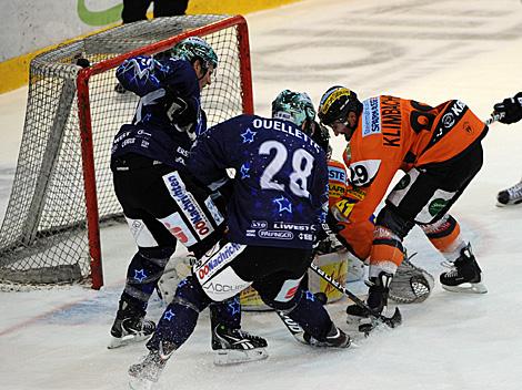 Mike Ouellette und Gregor Baumgartner, Linz vor Fabian Weinhandl, Tormann, Graz, EHC Liwest Black Wings Linz vs. Moser Medical Graz 99ers