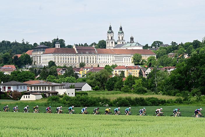 Im Gelben Trikot des Gesamtführenden Edgar David Cadena (MEX, Petrolike) im Peloton vor dem Stift St. Florian. 4. Etappe St.Florian /Asten - Hinterstoder/Höss 15. Int. Raiffeisen OÖ-Radrundfahrt UCI Kat. 2.2