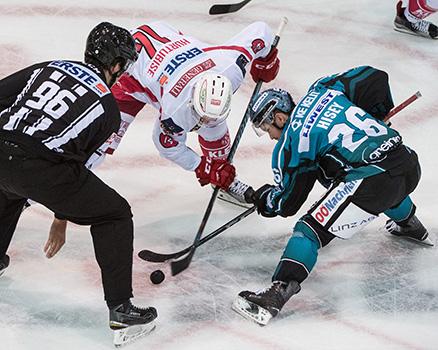 Philipp Lukas (EHC Liwest Black Wings Linz) und Mark Hurtubise (EC KAC), EHC Liwest Black Wings Linz vs EC KAC