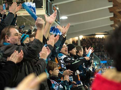 Die Linzer Fans feiern, EHC Liwest Black Wings Linz vs UPC Vienna Capitals