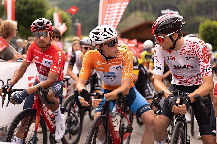 v.l. Jhonatan Narvaez (VEN, Ineos Grenadiers) im Roten Trikot des Gesamtführenden der Tour of Austria, Emanuel Zangerle (AUT, Team Felbermayr Simplon Wels), 72. Tour of Austria, 3. Etappe Silian - St. Johann im Alpendorf