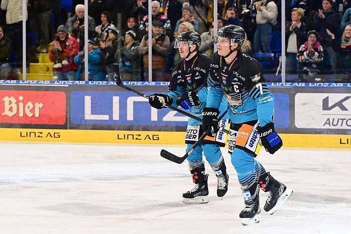 Die Steinbach Black Wings Linz feiern das Tor zum 1 zu 0 durch Brian Lebler (Steinbach Black Wings Linz), 19. Runde ICE, Steinbach Black Wings Linz vs HC Pustertal Wölfe, Linz AG Eisarena