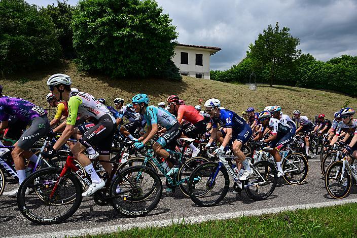 das Feld des Giro in der Prosecco Region, 108. Giro d Italia, Stage 14, Fiume Veneto - Asiago (219km)