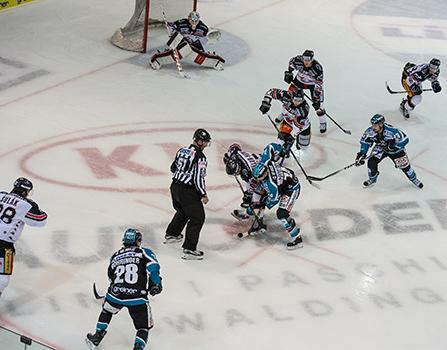 Daniel Oberkofler (EHC Liwest Black Wings Linz), beim Bully, EHC Liwest Black Wings Linz vs HC Orli Znojmo, 2. Semifinale