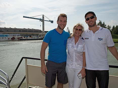 Die Liwest Black Wings Linz auf Linz Tour. Marc-Andre Dorion und Gregor Baumgartner mit der Bootsfuehrerin.