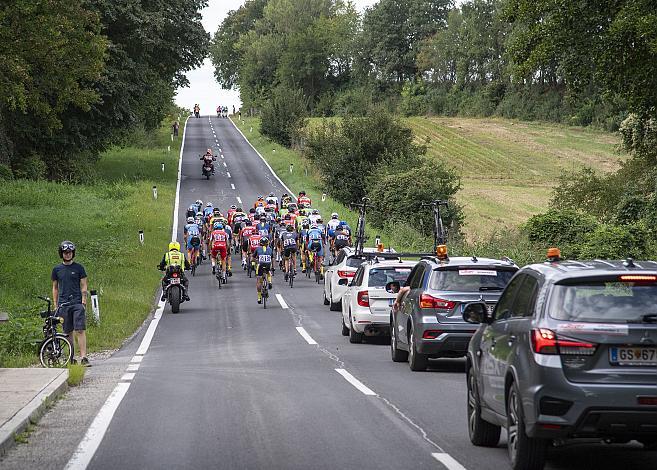 Das Rennen ist im Gang, das Feld jagt Angreifer, ÖSTM Strasse Mattersburg, Österreichische Staatsmeisterschaft U23, Elite Damen und Herren