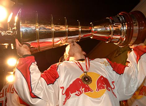 Thomas Koch mit dem Meisterpokal.