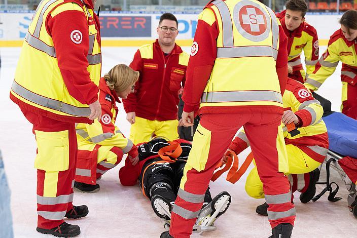 Der Samariterbund übt an Assistent Coach Mark Szücs (Steinbach Black Wings Linz) und Niko Lahtinen für den Ernstfall in der Linzer Eisarena, ICE Hockey League, Steinbach Black Wings Linz, Linz AG Eisarena 
