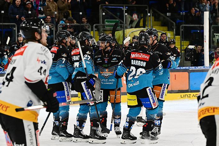 Die Steinbach Black Wings Linz feiern das Tor zum 2 zu 3 . 27. Runde ICE, Steinbach Black Wings Linz vs Pioneers Vorarlberg, Linz AG Eisarena