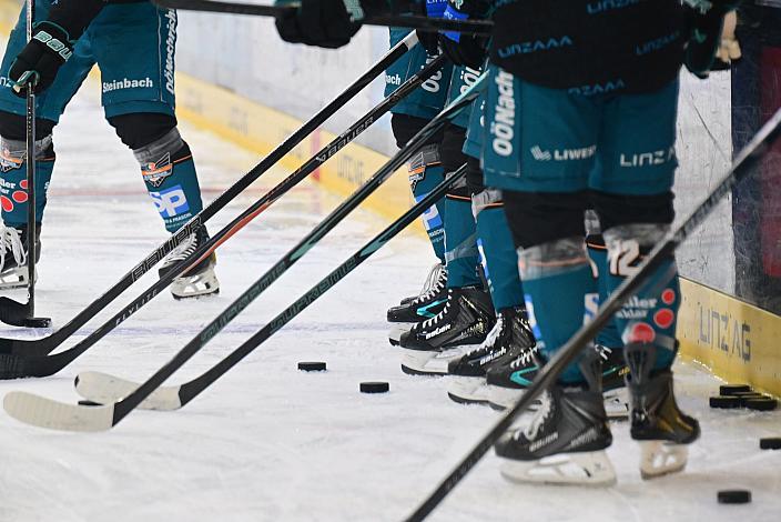 Das Team der Steinbach Black Wings Linz beim Warm up, 2. Runde ICE, Steinbach Black Wings Linz vs Milano Hockey Club, Linz AG Eisarena 