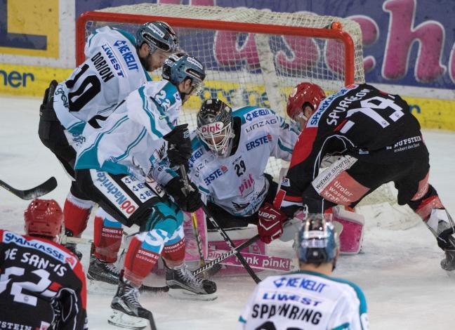 Tormann Michael Ouzas (EHC Liwest Black Wings Linz) klaert vor Tyler Spurgeon (HC TWK Innsbruck  Die Haie) EHC Liwest Black Wings Linz vs HC TWK Innsbruck Die Haie