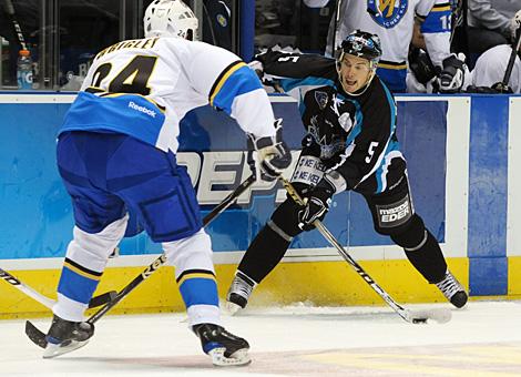 Franklin MacDonald, Verteidiger, Liwest Black Wings Linz im Angriff an der  blauen Linie.
