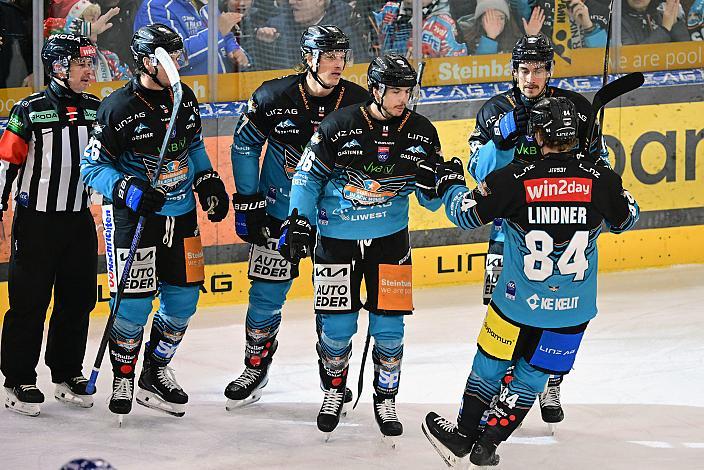 Die Steinbach Black Wings Linz feiern das Tor zum 1 zu 0 durch Christoph Tialler (Steinbach Black Wings Linz) Torschütze zum 1 zu 0, 33. Runde ICE, Steinbach Black Wings Linz vs HC Innsbruck, Linz AG Eisarena 