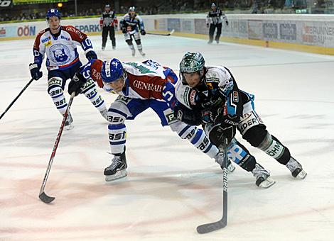 Rob Hisey, Linz im Angriff gegen Andy Sertich, Zagreb, EHC Liwest Black Wings Linz vs. KHL Medvescak Zagreb