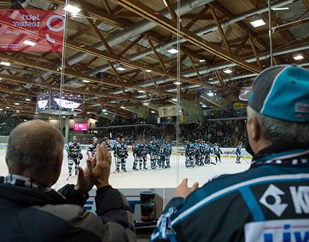 Die Fans sind zufrieden mit der Mannschaft; EHC Liwest Black Wings Linz vs HC Orli Znojmo