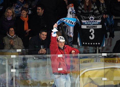 Hallensprecher Gerold Rachlinger motiviert die Fans. Liwest Black Wings Linz vs. HK Acroni Jesenice