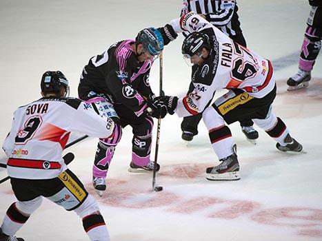 Brad Moran, Linz und Ondrej Fiala (HC Orli Znojmo, #67). EHC Liwest Black Wings Linz vs HC Orli Znojmo